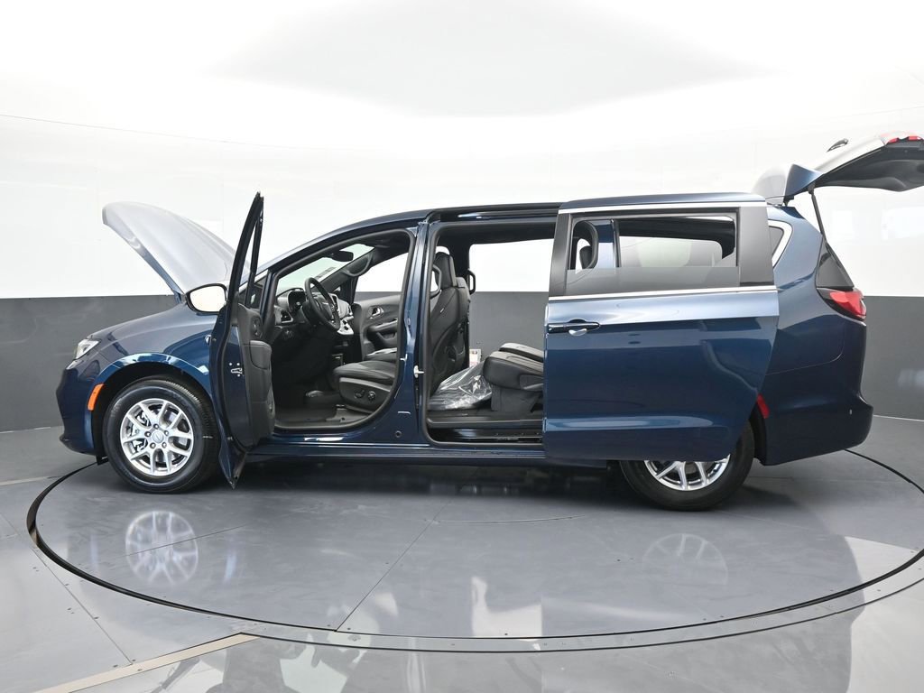 Used 2025 Chrysler Pacifica Select image 67