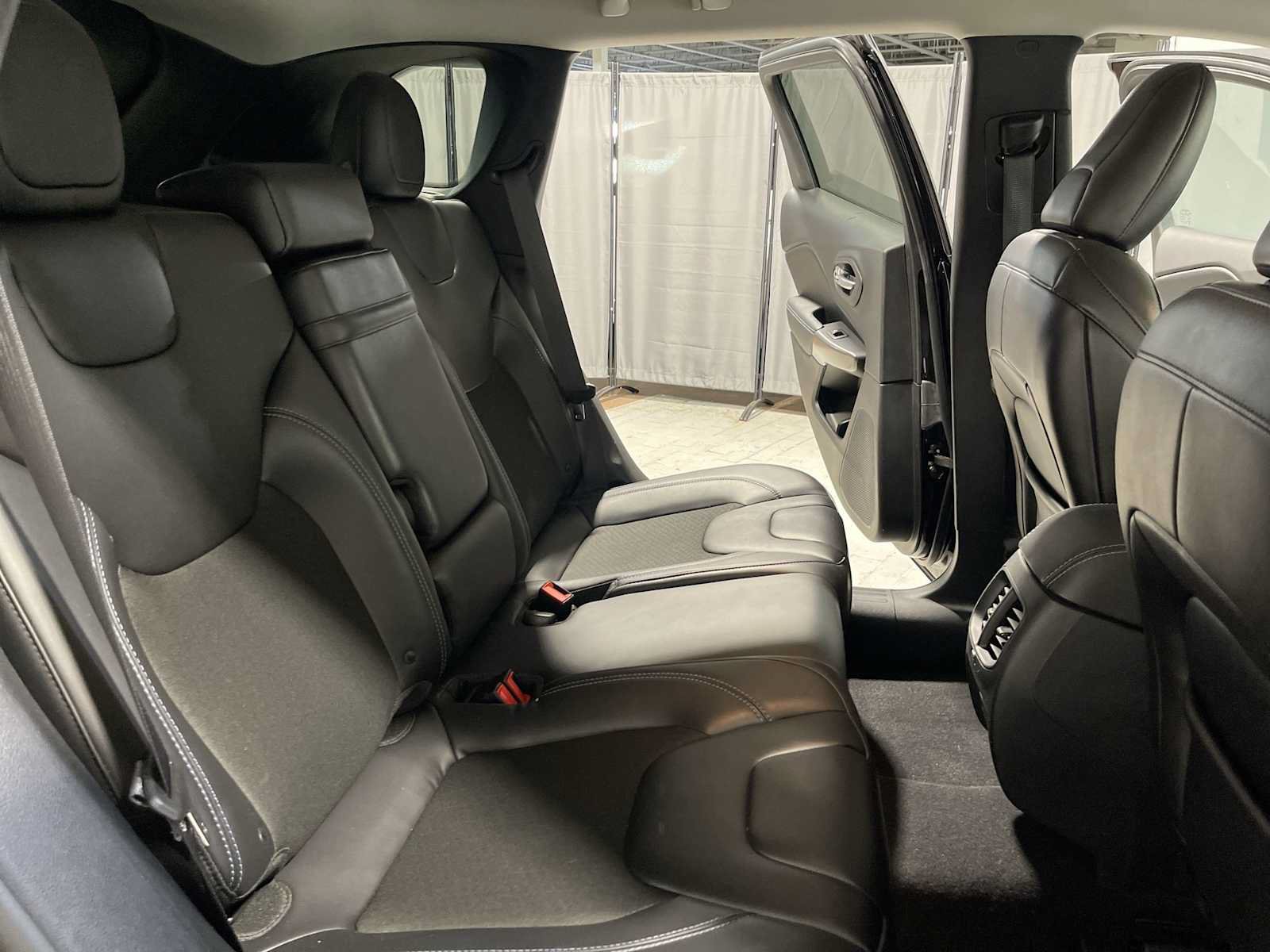 Used 2019 Jeep Cherokee Latitude Plus w/ Cold Weather Group AWD/4WD image 13