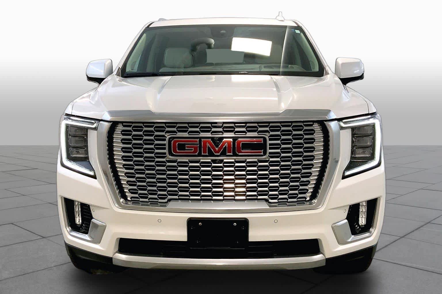 Used 2023 GMC Yukon XL Denali w/ Advanced Technology Package AWD/4WD image 3