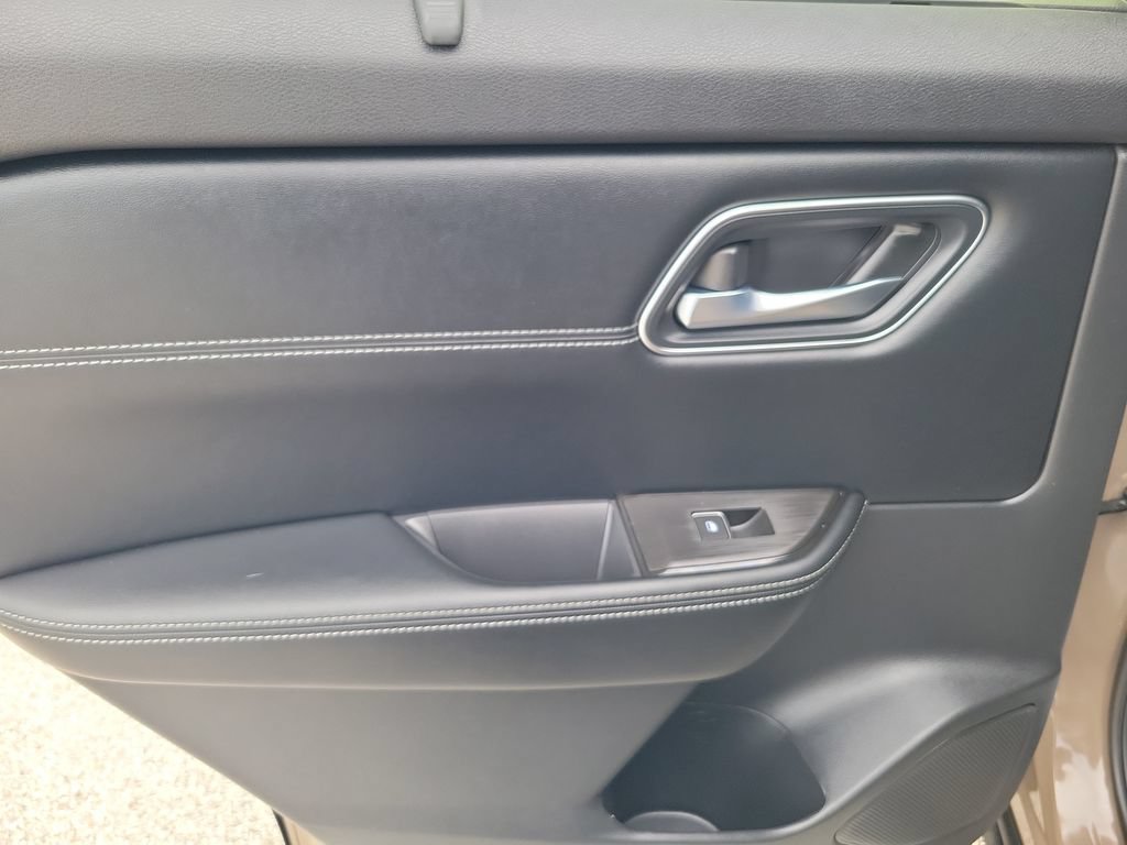 Used 2025 Nissan Rogue Platinum w/ Platinum Premium Package FWD image 12