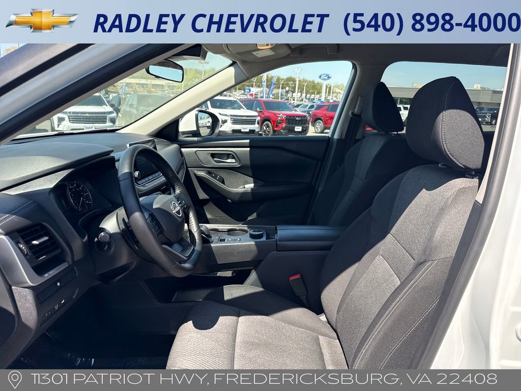 Used 2025 Nissan Rogue SV AWD/4WD image 3