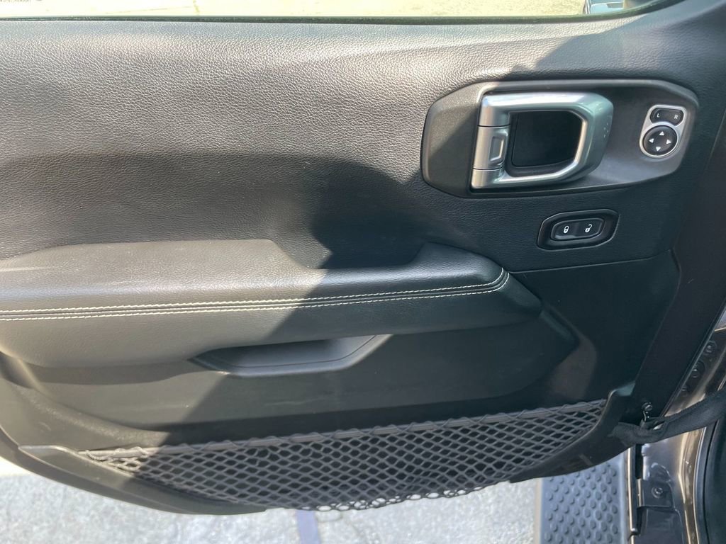 Used 2018 Jeep Wrangler Unlimited Sahara AWD/4WD image 11