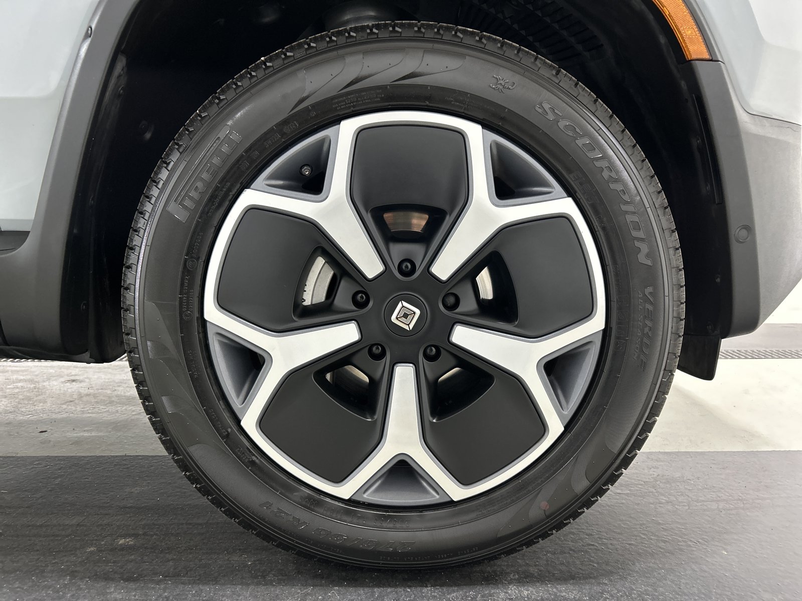 Used 2024 Rivian R1S Adventure AWD/4WD image 11