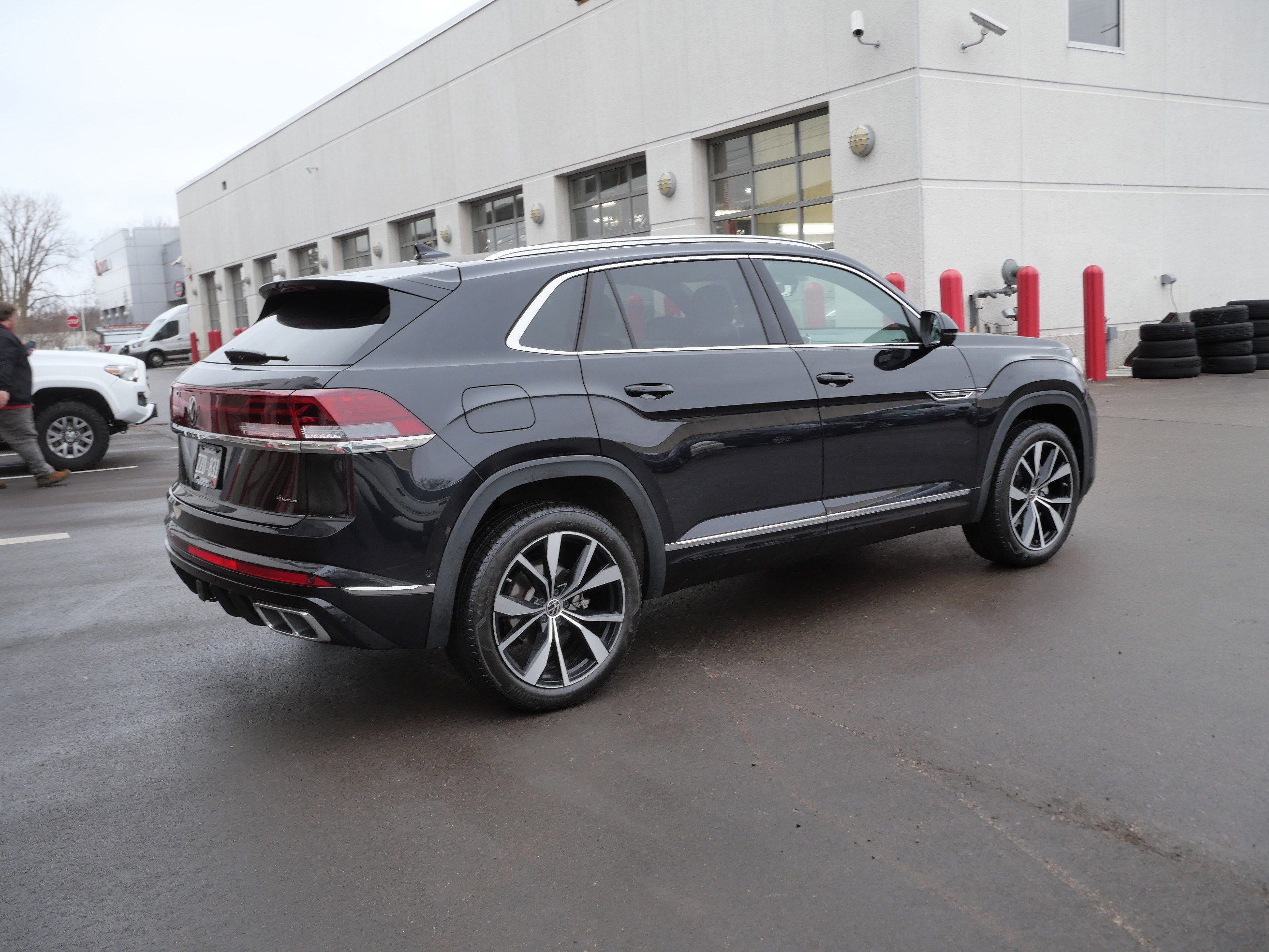 Used 2024 Volkswagen Atlas Cross Sport SEL Premium R-Line image 13