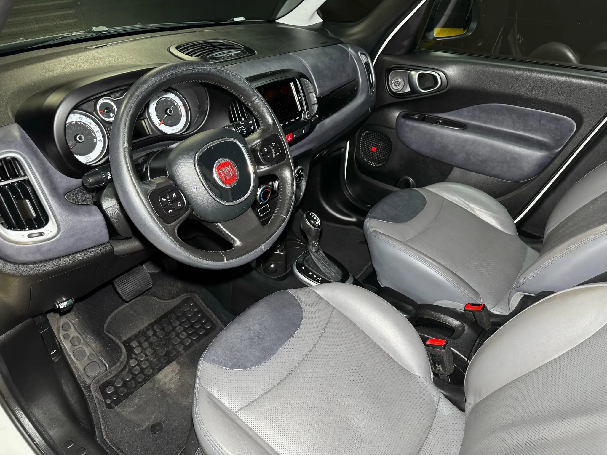Used 2017 FIAT 500L Trekking w/ Dual-Pane Sunroof Package FWD image 43