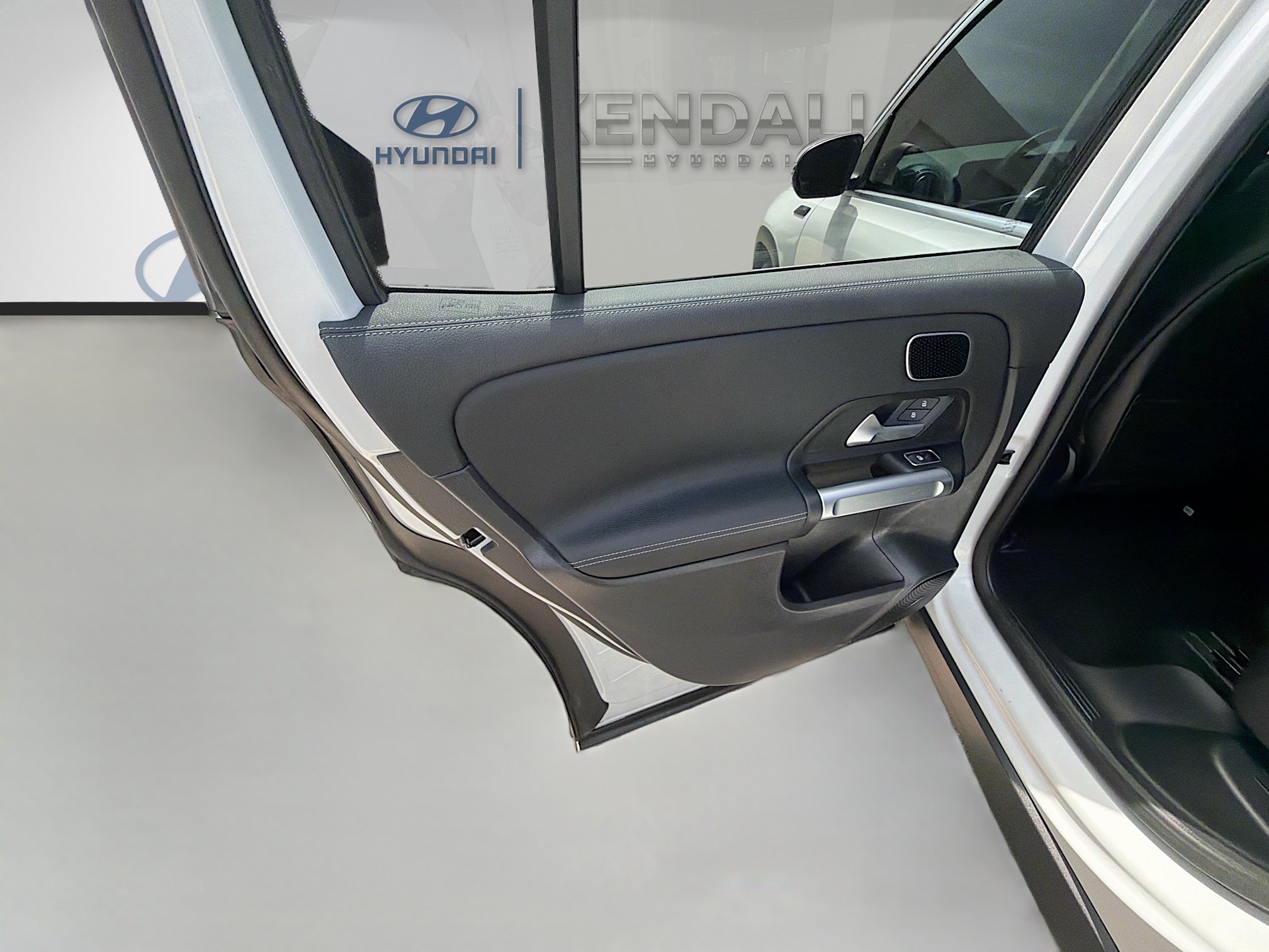 Used 2023 Mercedes-Benz EQB 300 4MATIC image 25