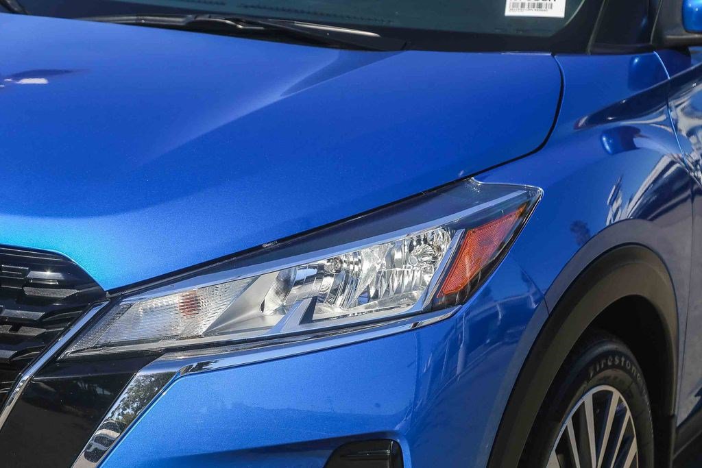 Used 2023 Nissan Kicks SV FWD image 4