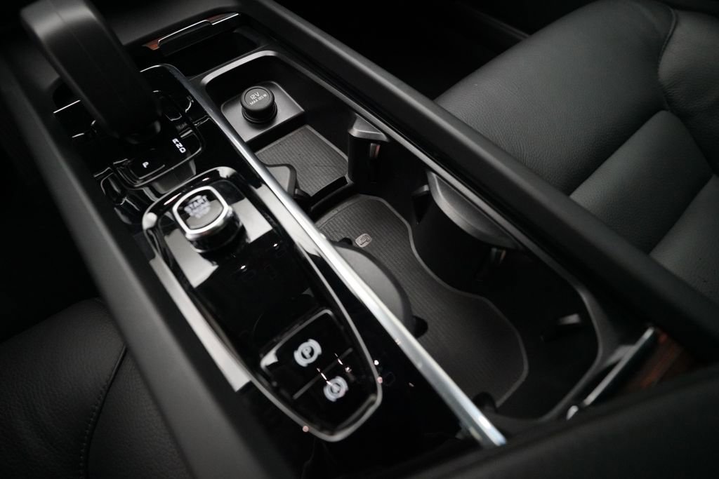 Used 2025 Volvo V60 B5 Cross Country Plus image 17