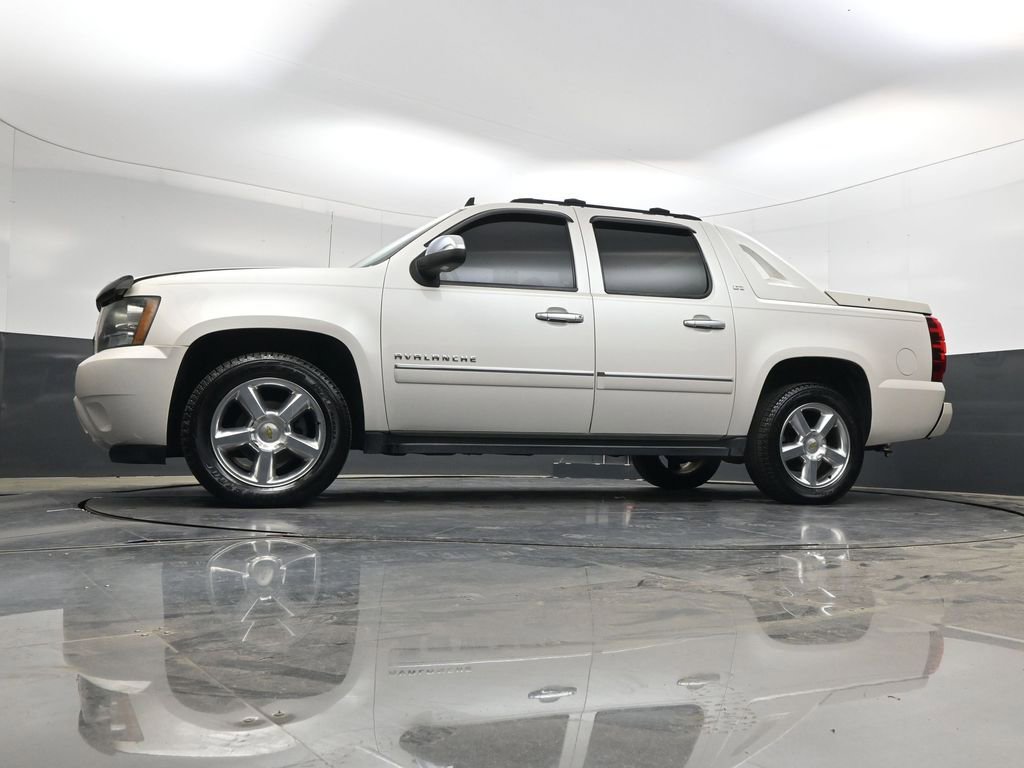 Used 2011 Chevrolet Avalanche LTZ AWD/4WD image 25