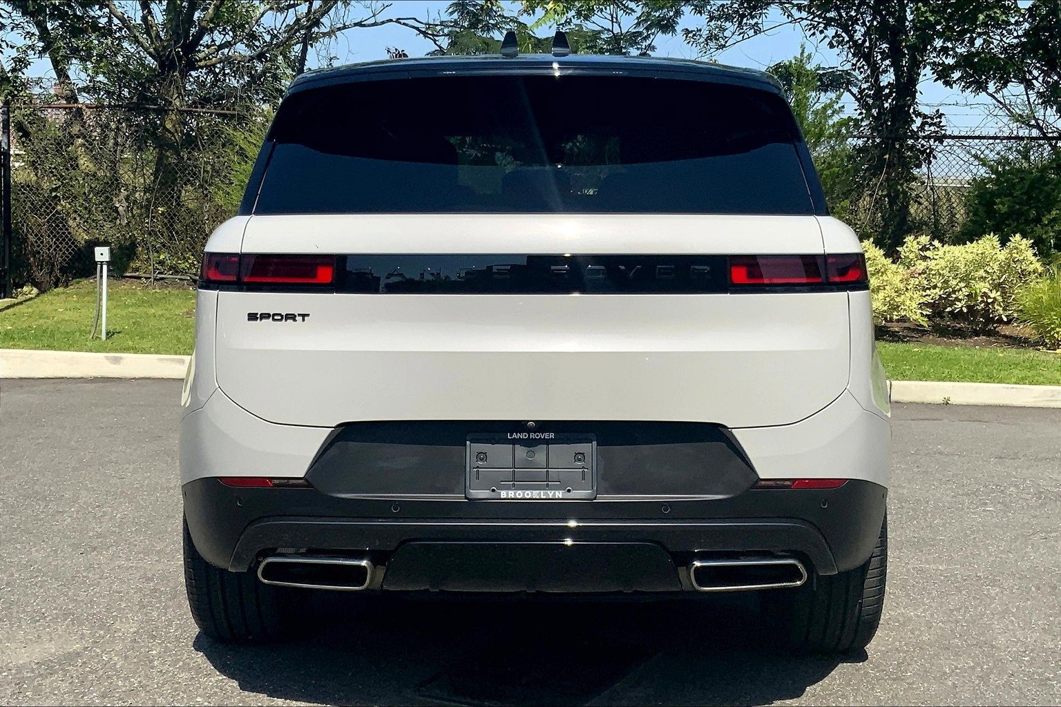 Used 2024 Land Rover Range Rover Sport SE image 4