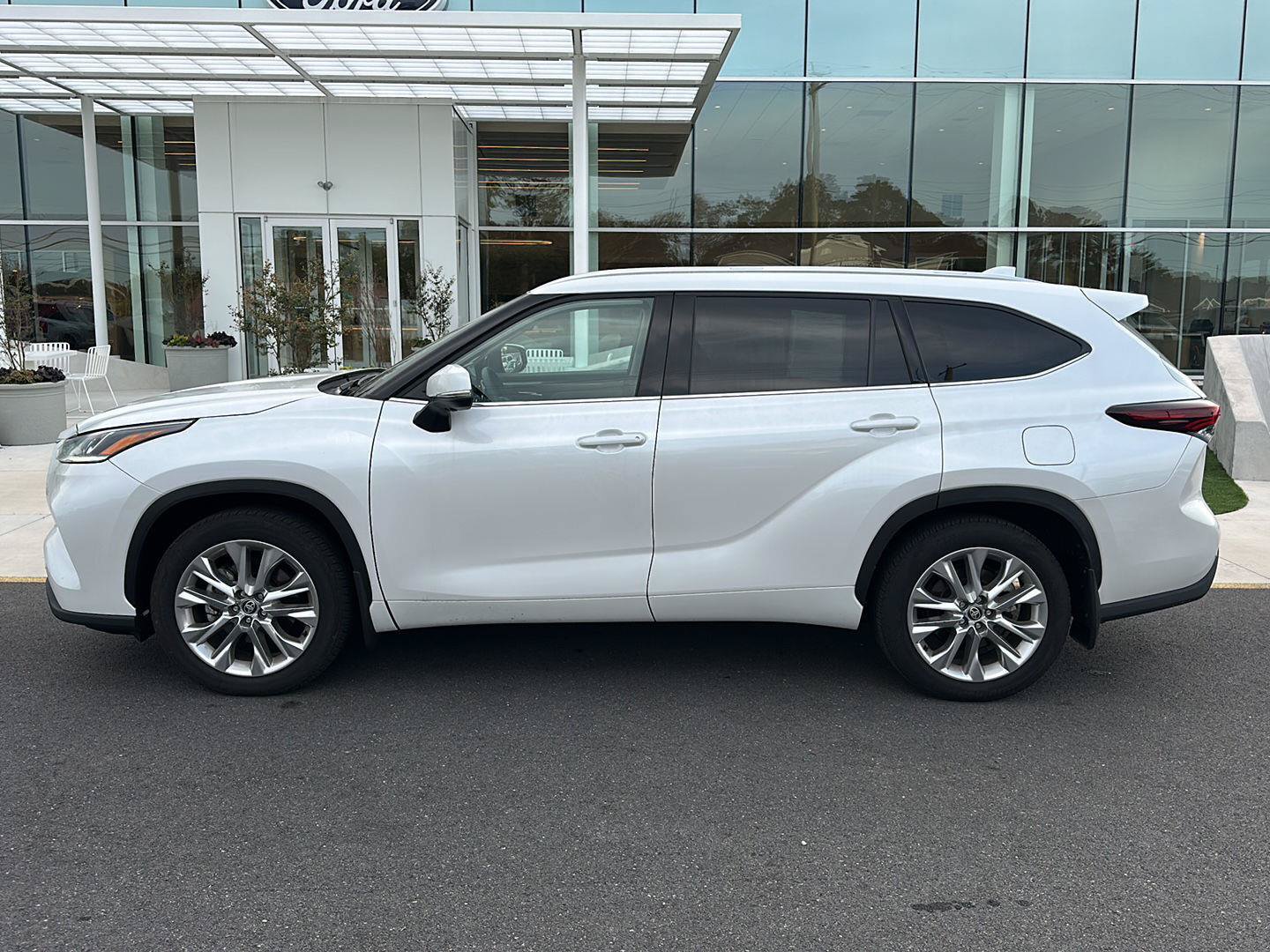 Used 2026 Toyota Highlander Limited AWD/4WD image 8