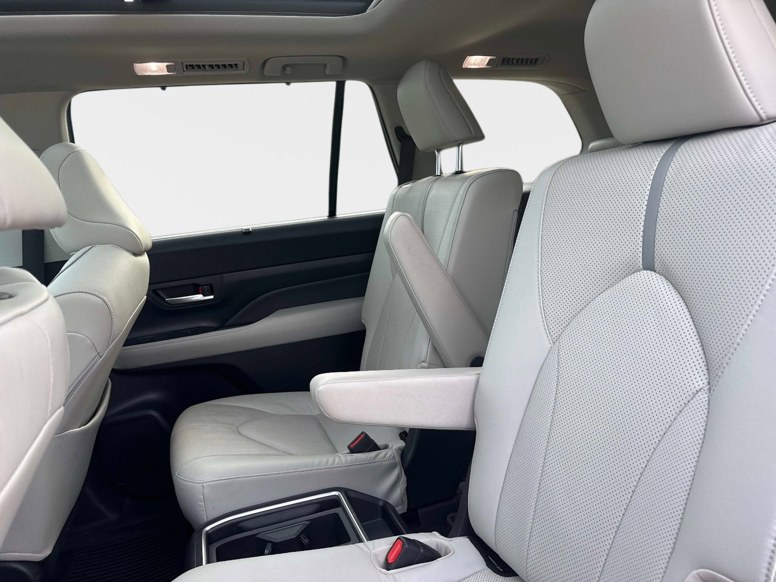 Used 2024 Toyota Grand Highlander AWD image 12