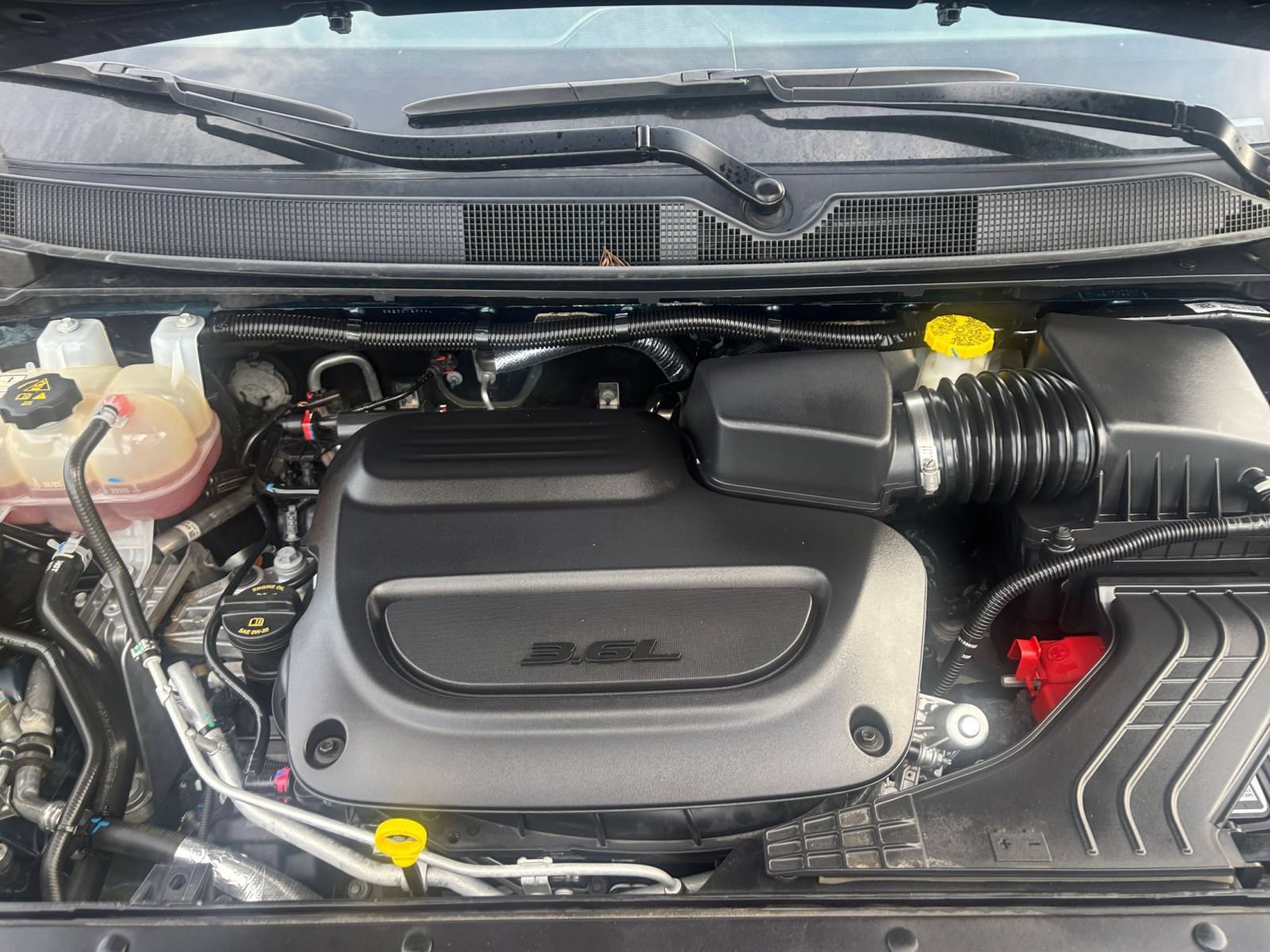 Used 2025 Chrysler Pacifica Limited FWD image 36