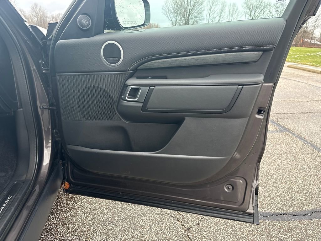 New 2023 Land Rover Discovery S R-Dynamic image 14