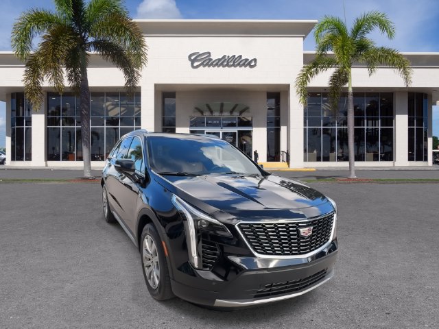 Used 2023 Cadillac XT4 Premium Luxury w/ Technology Package FWD image 3