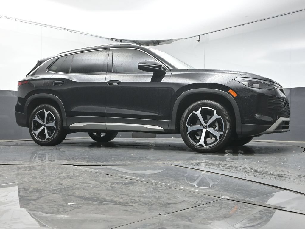 Used 2025 Volkswagen Tiguan SE FWD image 31