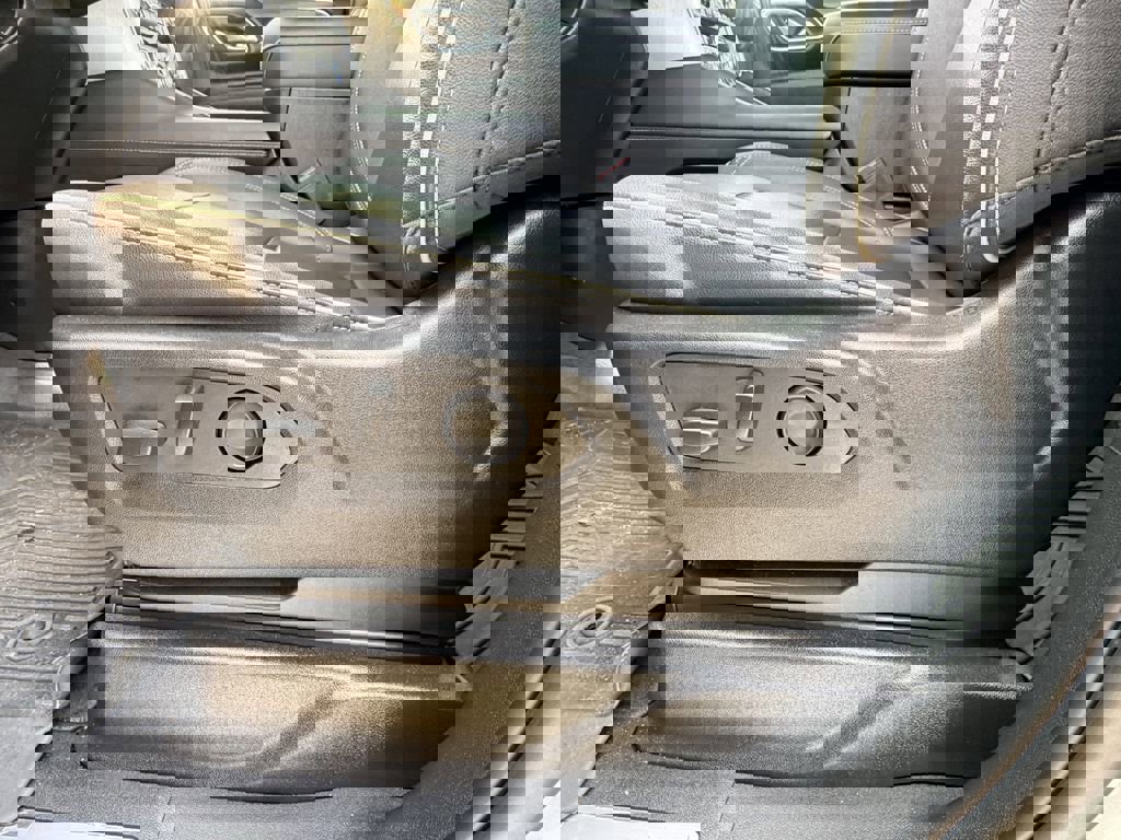 Used 2023 GMC Yukon SLT w/ SLT Luxury Package image 23