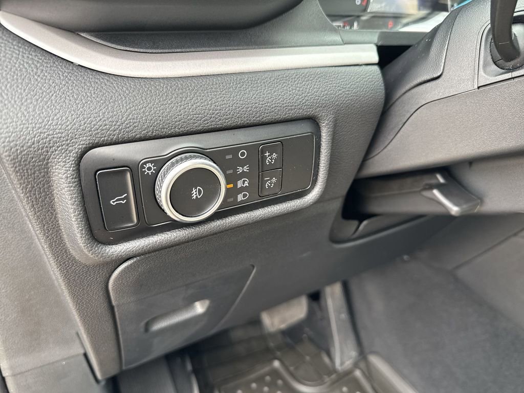 Used 2023 Ford Explorer XLT w/ Equipment Group 202A AWD/4WD image 28