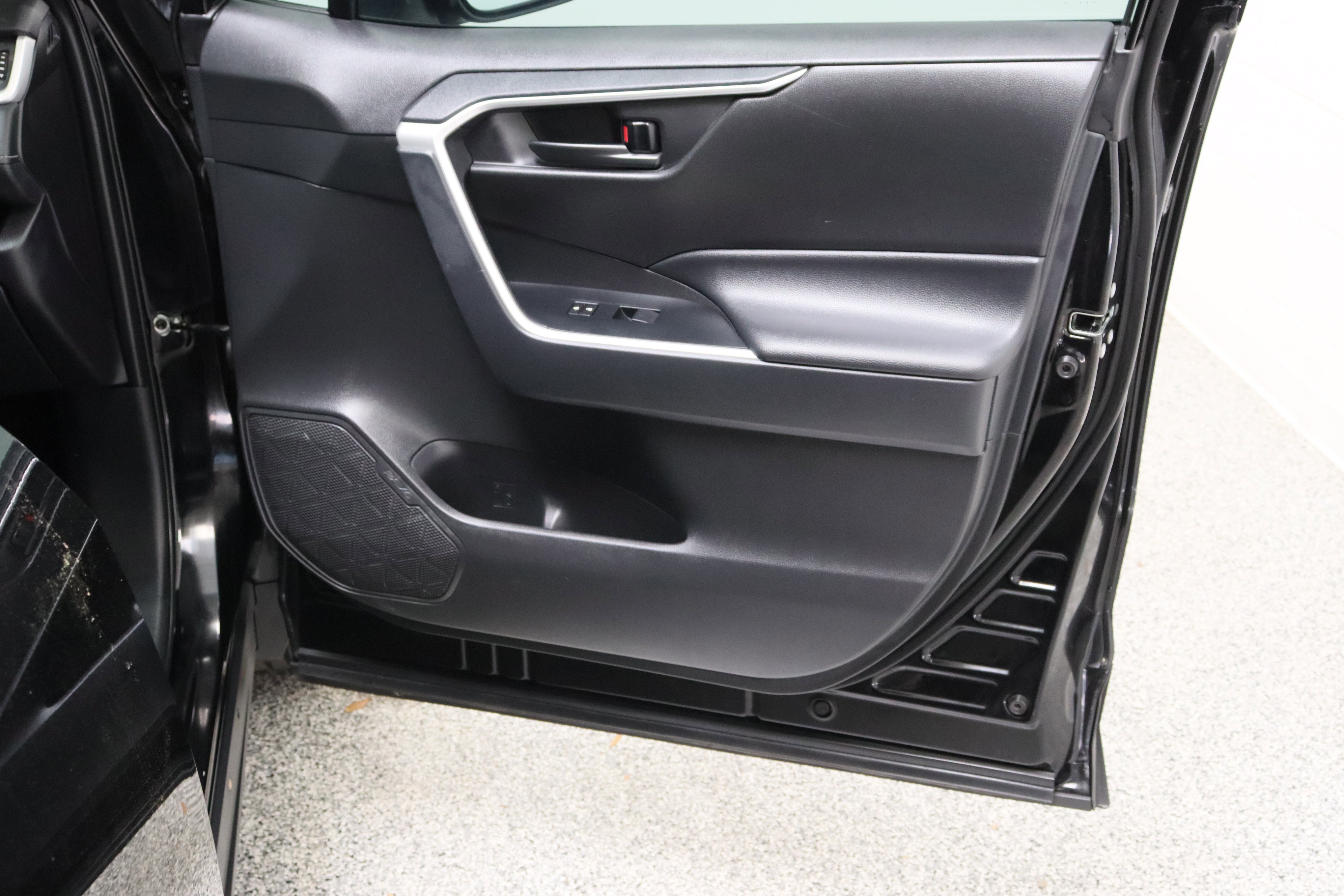 Used 2025 Toyota RAV4 LE FWD image 31