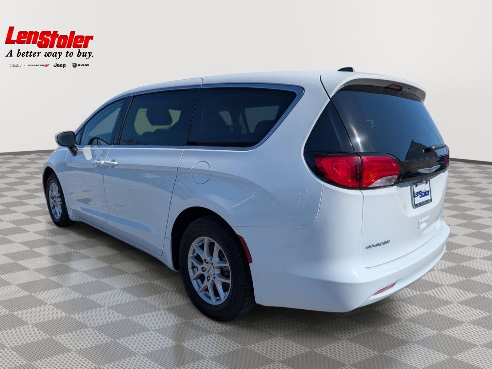 Used 2023 Chrysler Voyager LX image 3