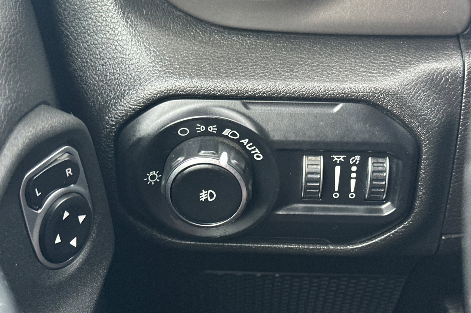 Used 2018 Jeep Wrangler Sport image 25