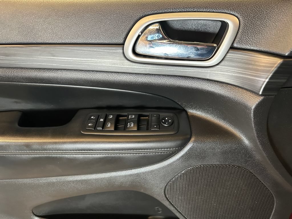 Used 2019 Jeep Grand Cherokee Altitude AWD/4WD image 18