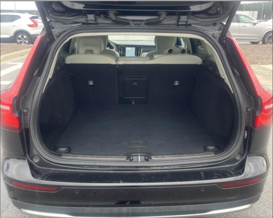 Used 2025 Volvo V60 B5 Cross Country Plus image 18