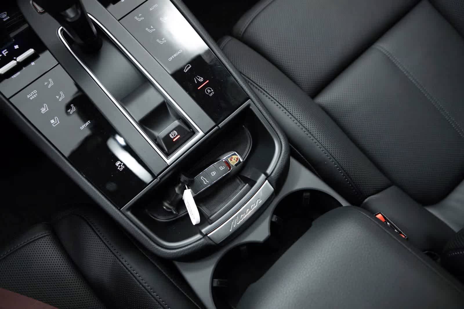 Used 2026 Porsche Macan AWD/4WD image 33