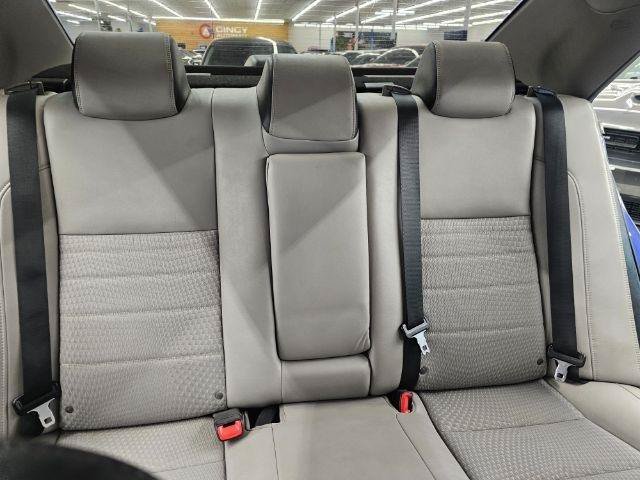Used 2015 Toyota Camry SE FWD image 15