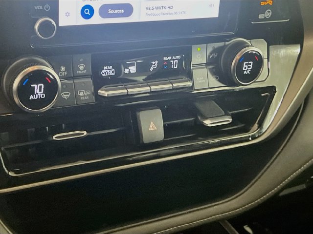 Used 2024 Toyota Highlander LE FWD image 15
