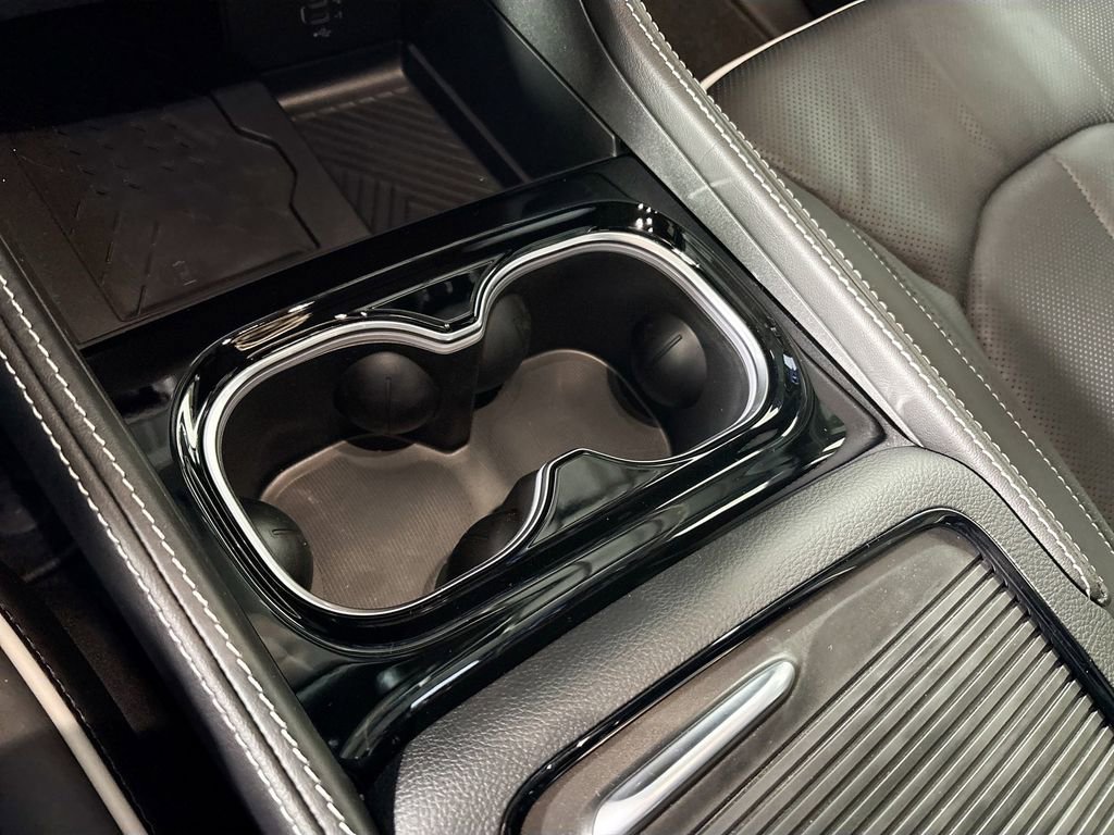 New 2026 Chrysler Pacifica Limited w/ Uconnect Theater Family Group image 15