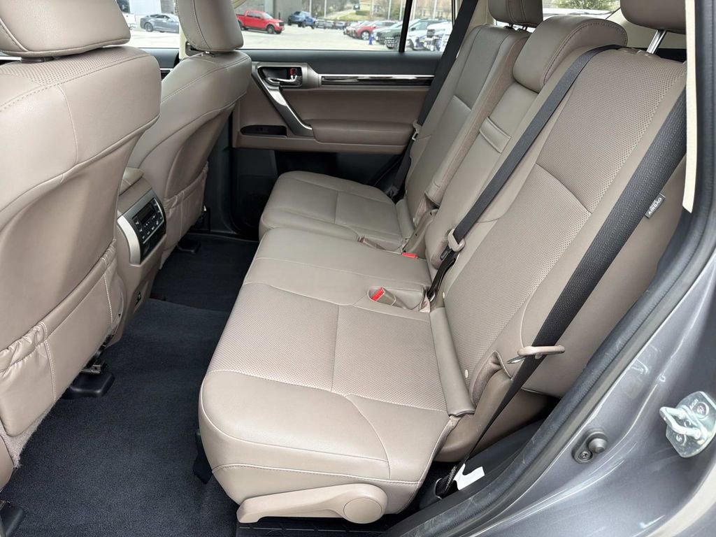 Used 2023 Lexus GX 460 Premium w/ Premium Package image 12