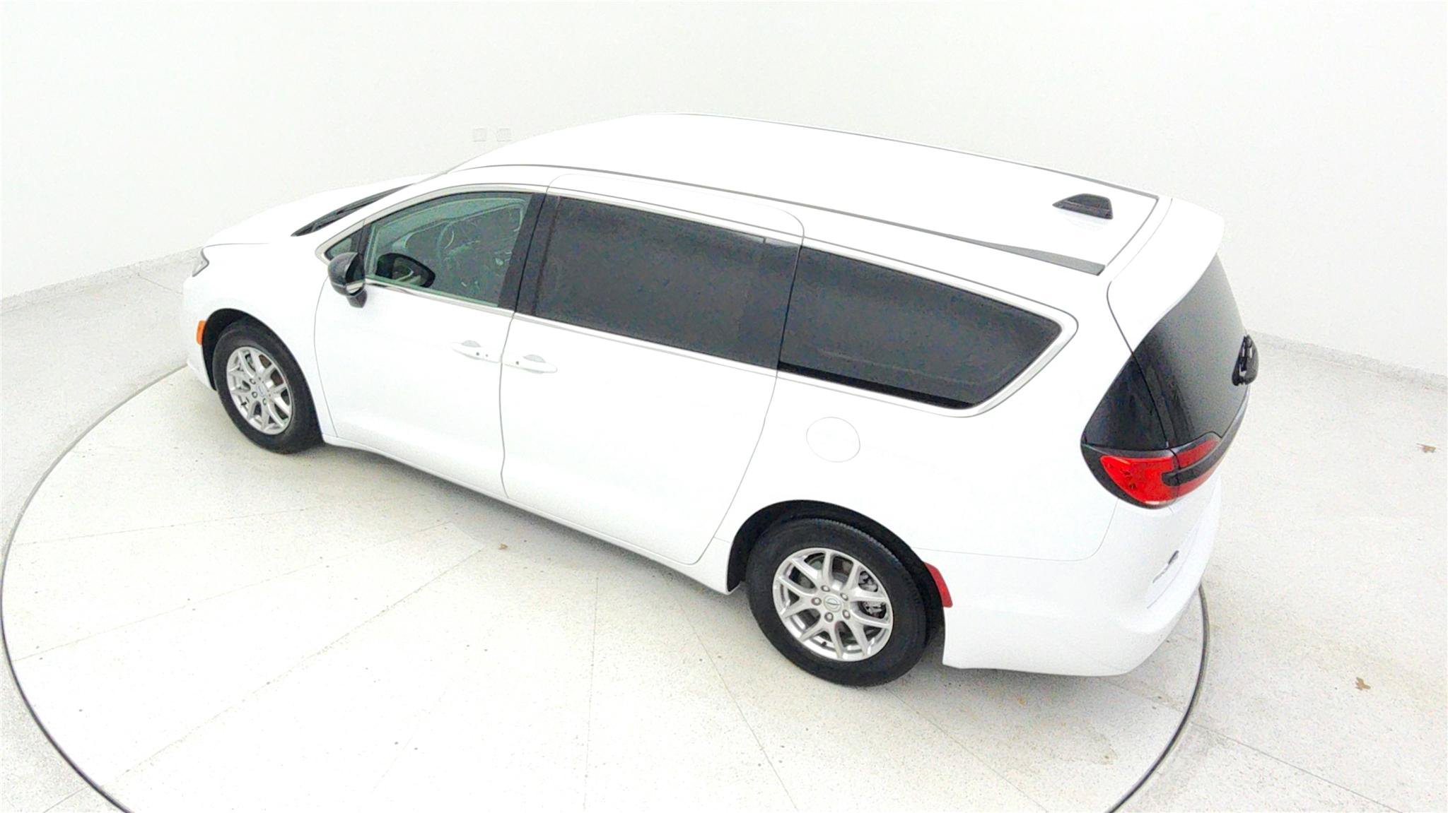 Used 2024 Chrysler Pacifica Touring-L FWD image 37