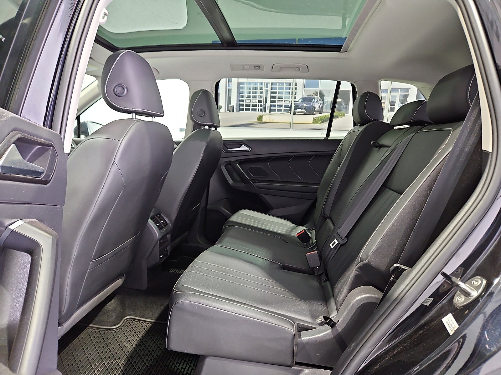 Certified 2023 Volkswagen Tiguan SE w/ Panoramic Sunroof Package FWD image 9