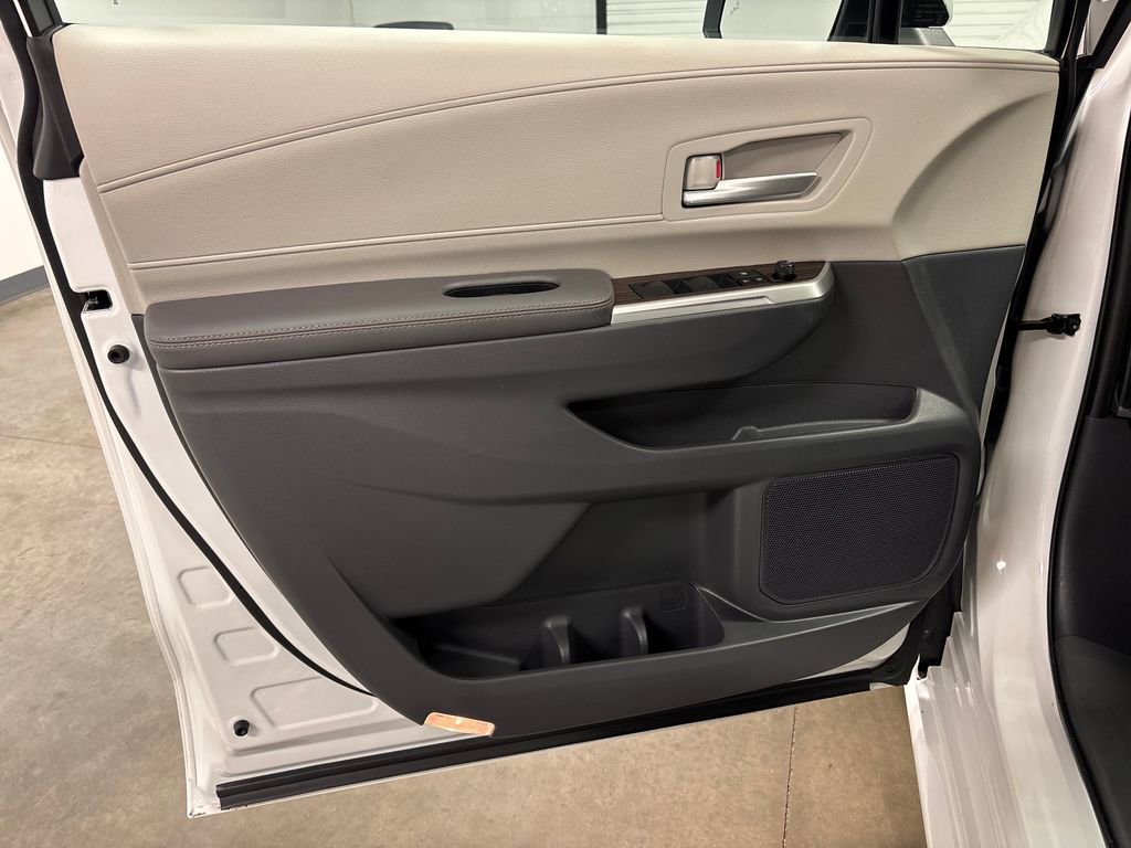 Used 2024 Toyota Sienna XLE FWD image 24