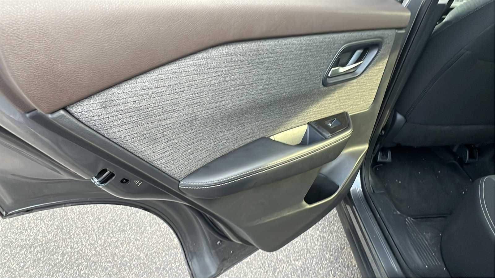 Used 2023 Nissan Rogue SV image 23