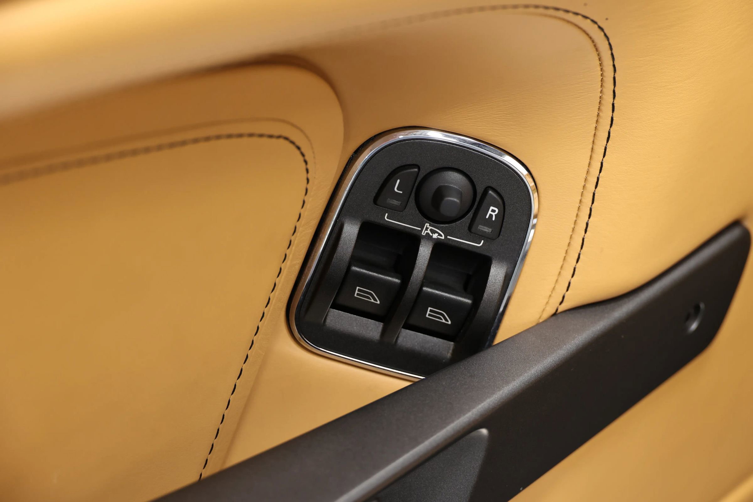 Used 2012 Aston Martin V8 Vantage Roadster image 10