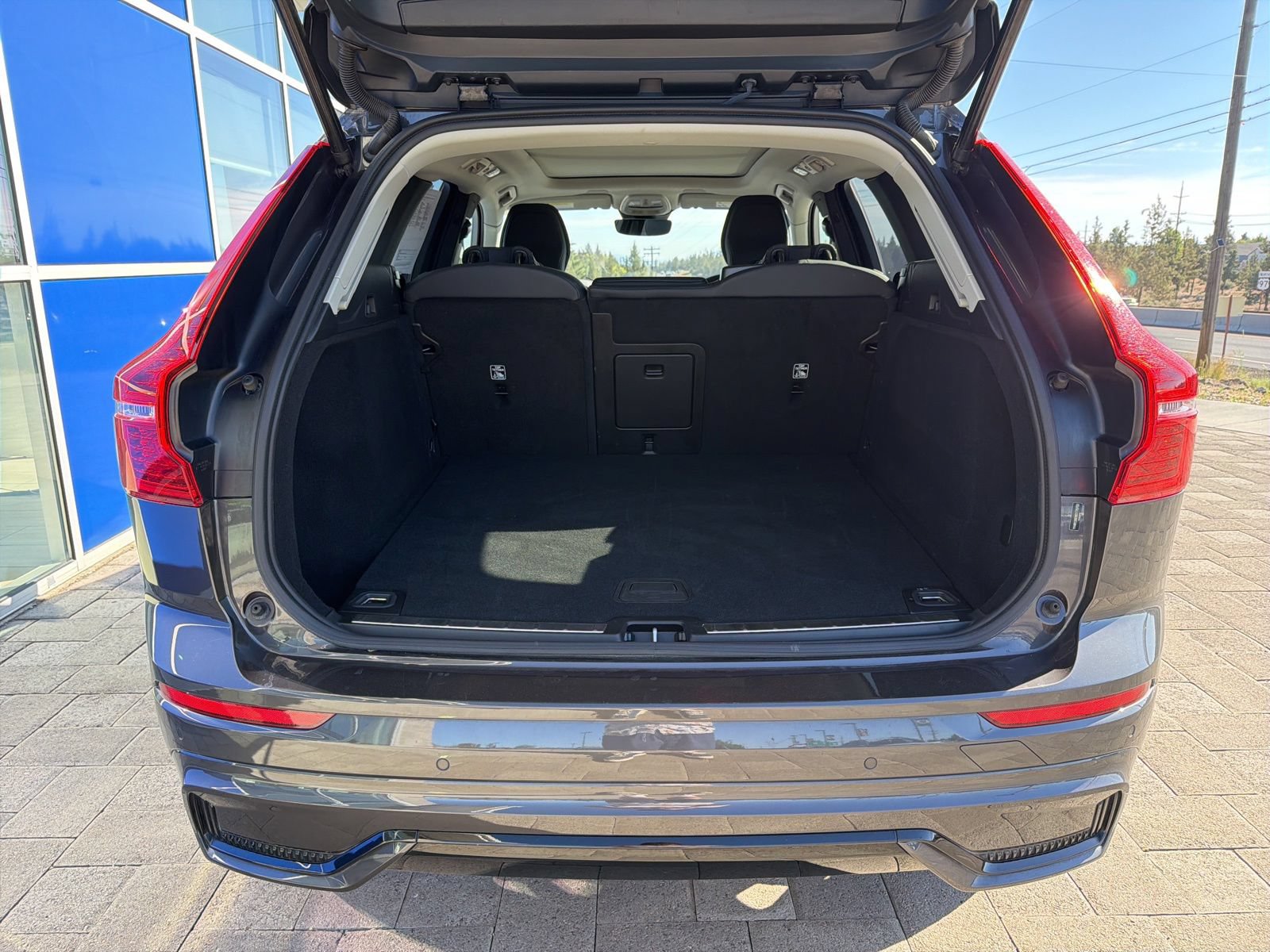 Used 2025 Volvo XC60 B5 Plus AWD/4WD image 9