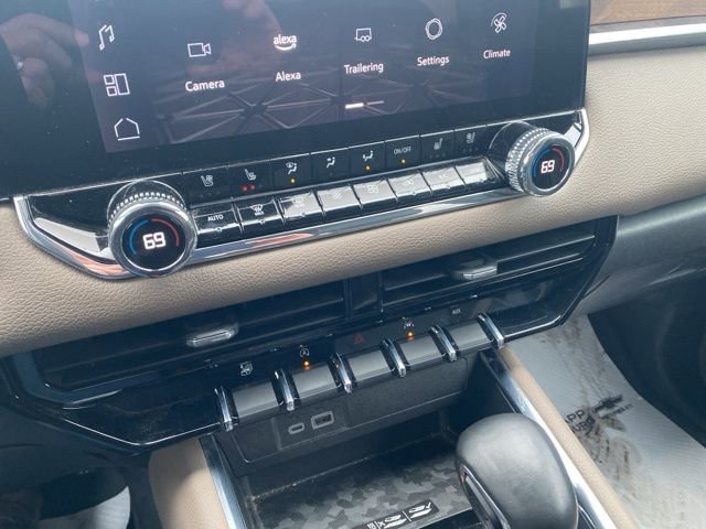 Used 2023 GMC Canyon Denali w/ Denali Black Edition image 13