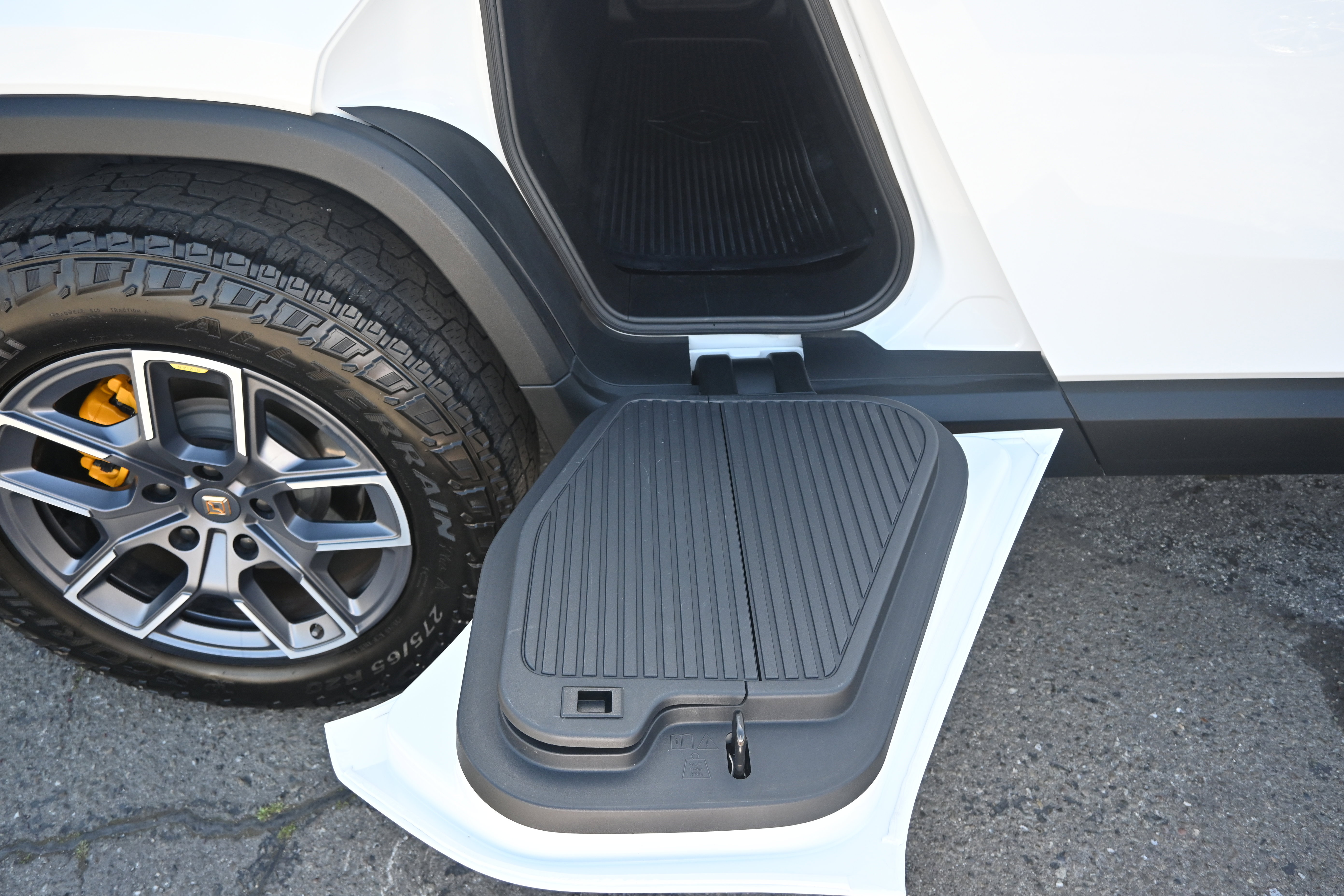 Used 2023 Rivian R1T Adventure image 28