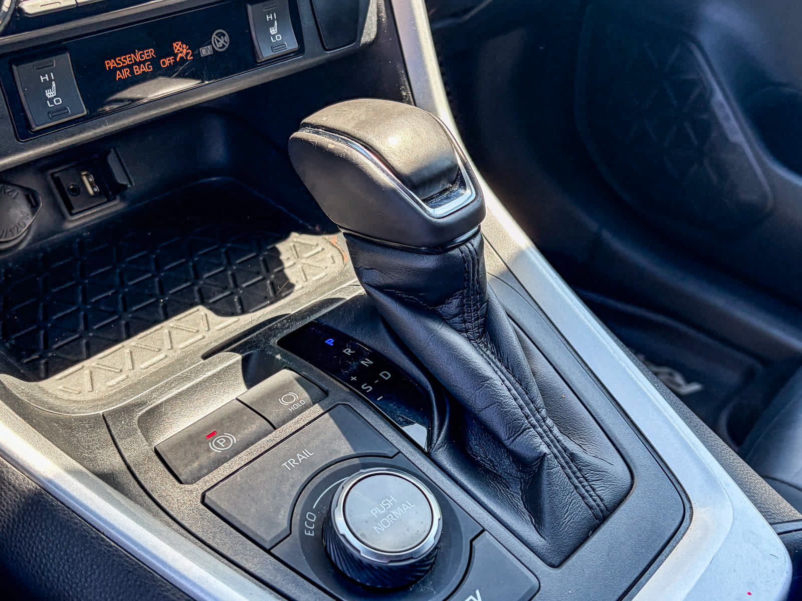 Used 2019 Toyota RAV4 XSE w/ XSE Weather Package AWD/4WD image 19