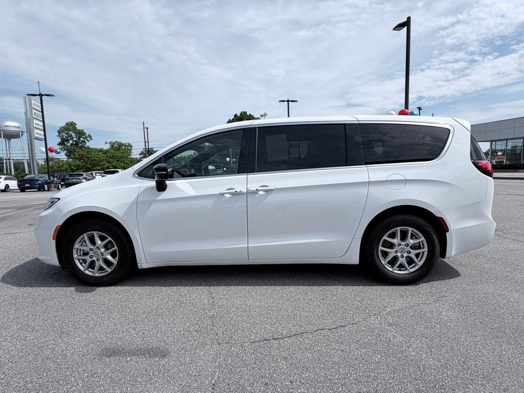 Used 2025 Chrysler Pacifica Select FWD image 5