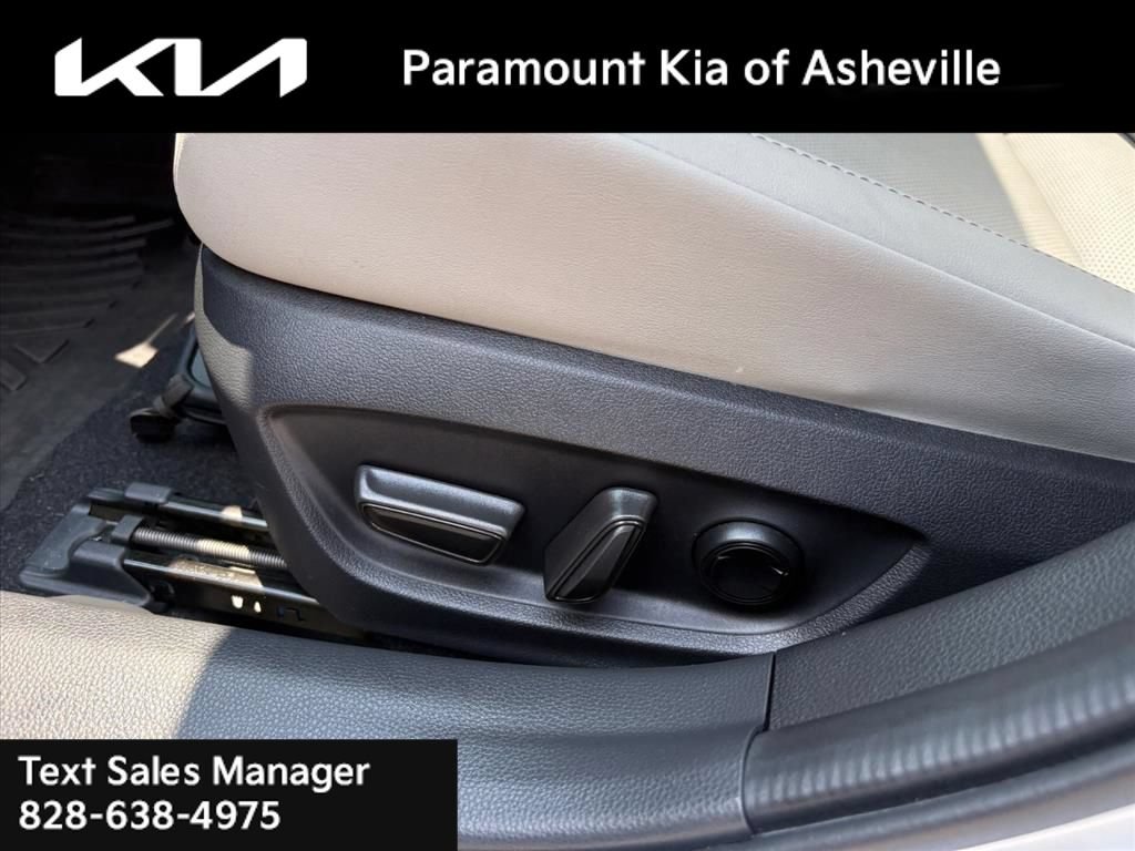 Used 2024 Toyota Prius XLE FWD image 19