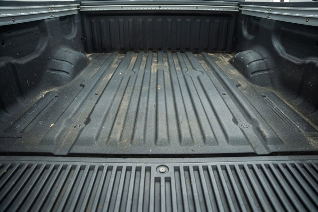 Used 2022 Nissan Titan SV w/ SV Convenience Package image 9