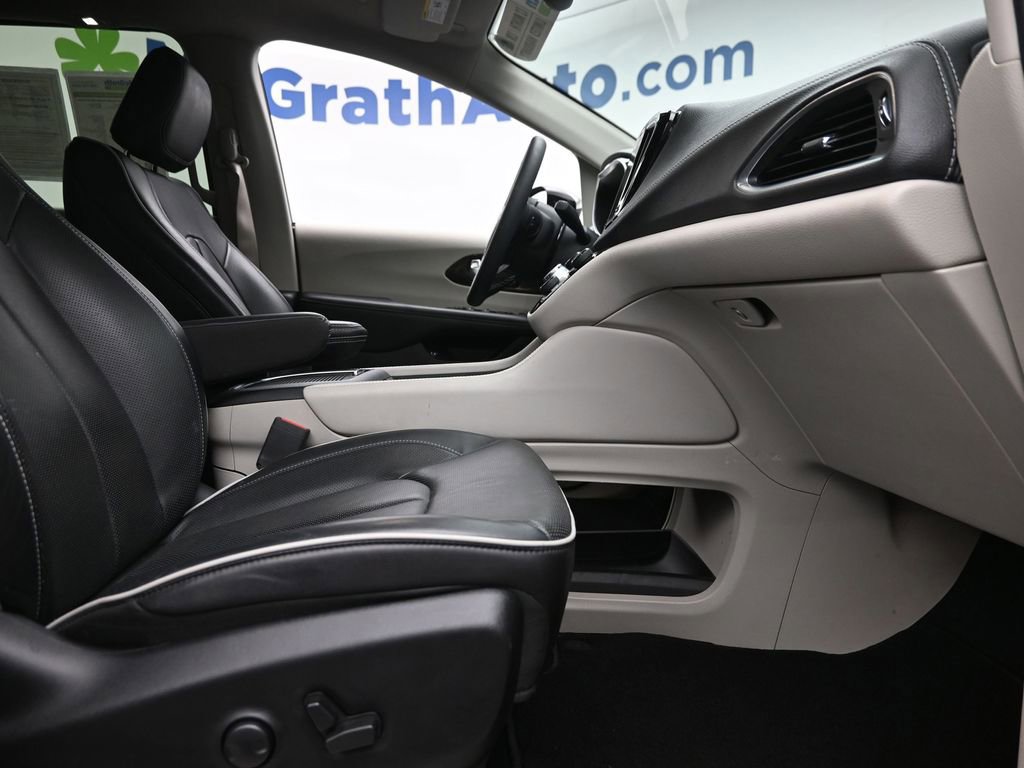 Used 2023 Chrysler Pacifica Limited image 7