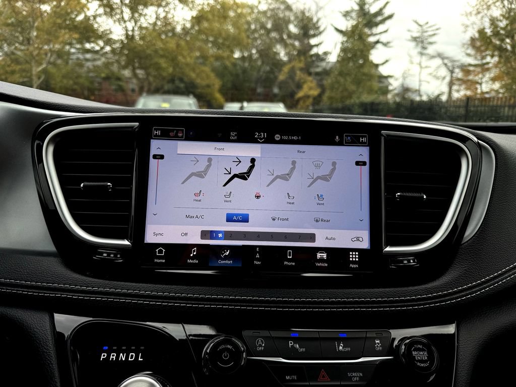 New 2026 Chrysler Pacifica Limited w/ Uconnect Theater Family Group FWD image 24