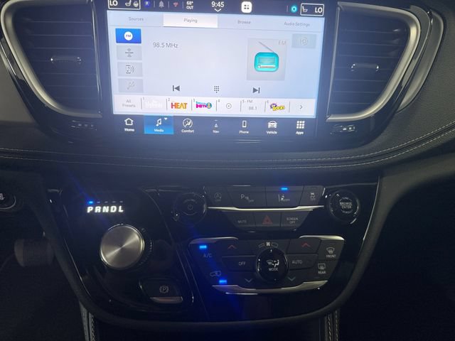 Used 2027 Chrysler Pacifica Limited FWD image 6