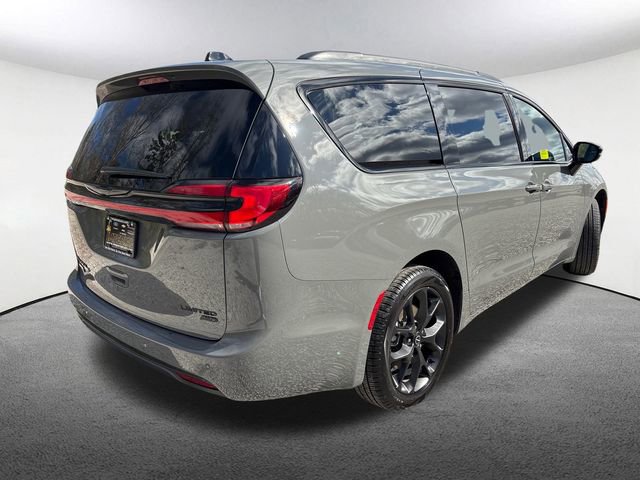 Used 2025 Chrysler Pacifica Limited AWD/4WD image 13