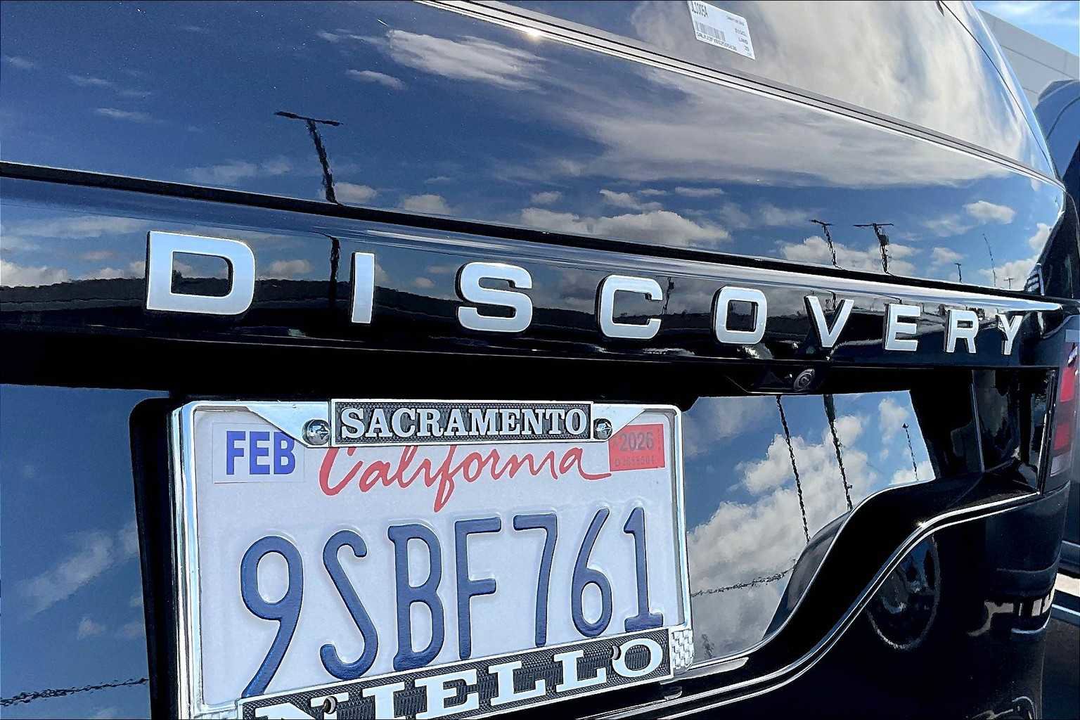 Used 2025 Land Rover Discovery S image 11