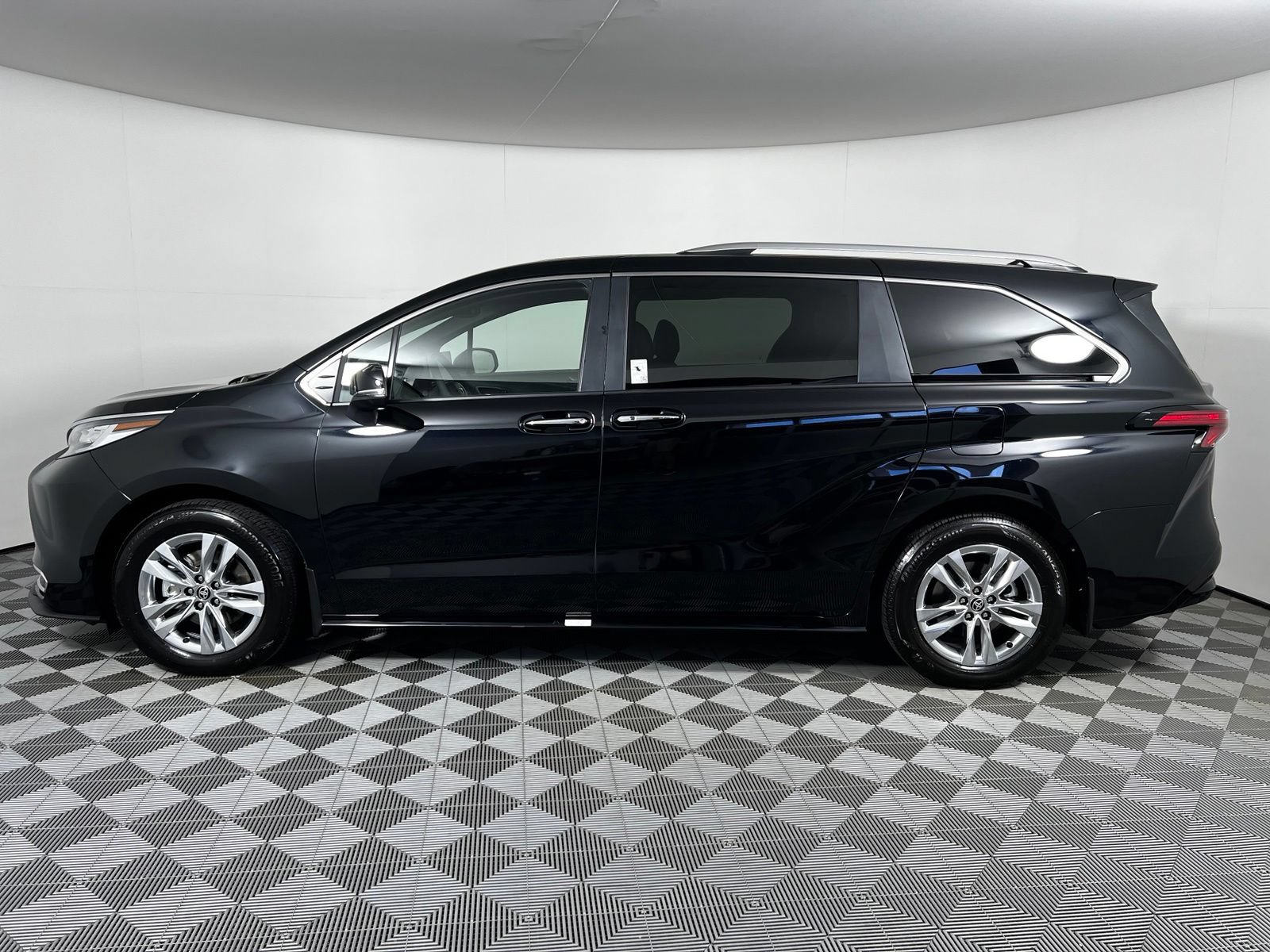 Used 2026 Toyota Sienna Limited FWD image 8